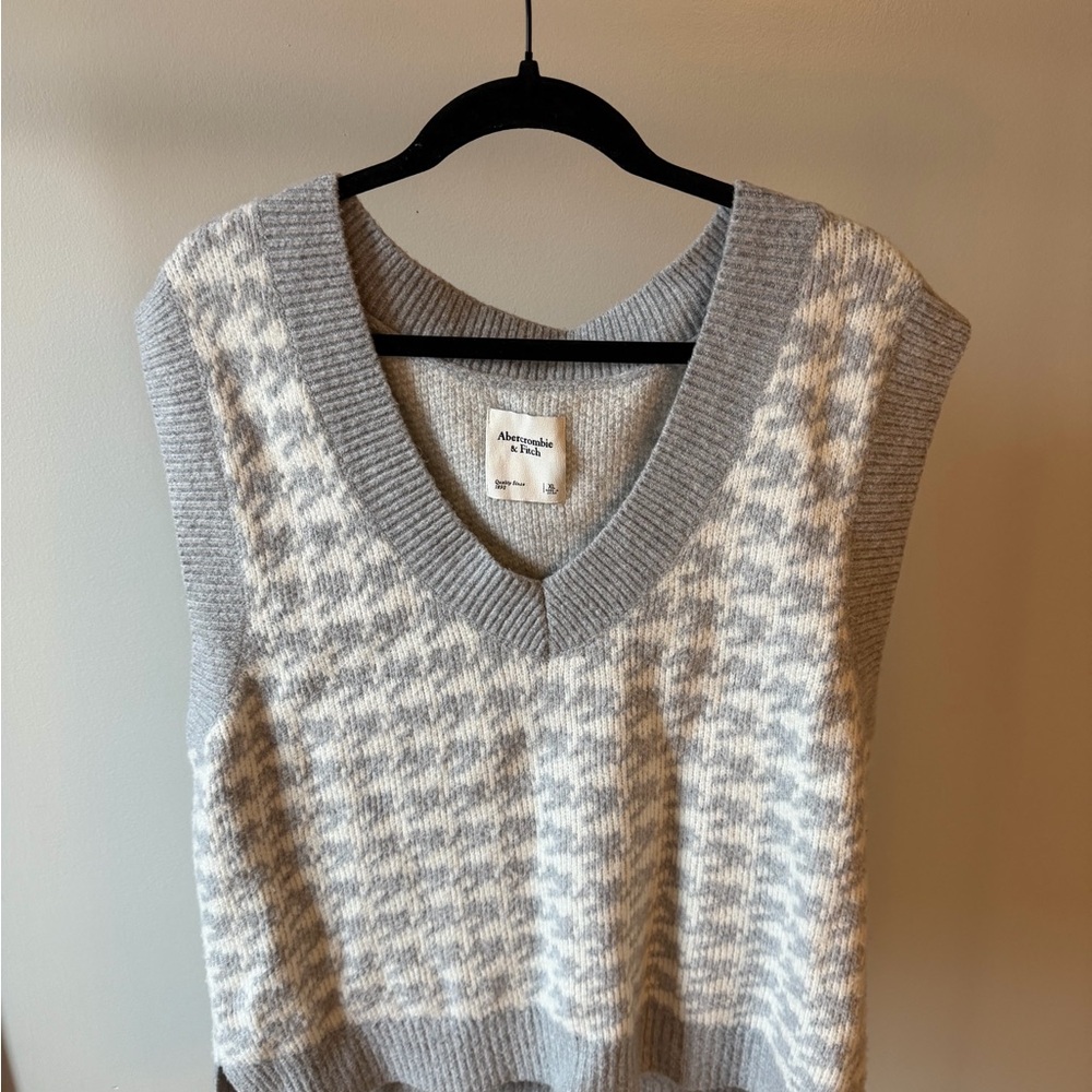 Abercrombie & Fitch Women's V-Neck Sweater in Gray and White